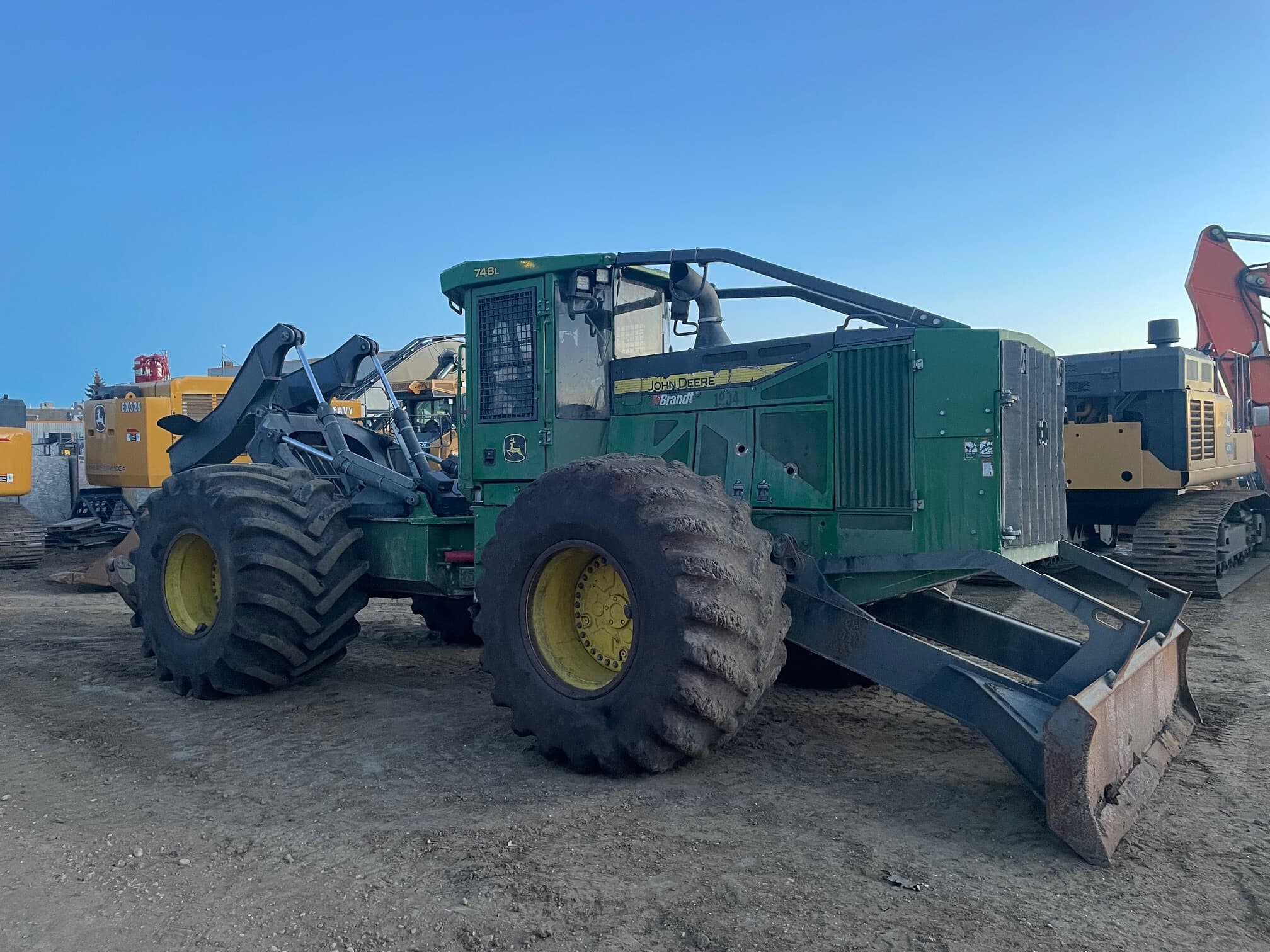 2016 John Deere 748L